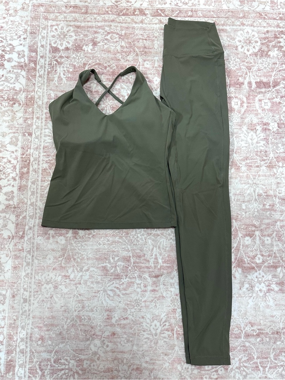 SET 🥑 Workout Army Green Pants & Top - Picture 2 of 12